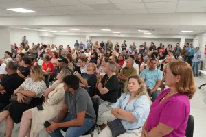 Prefeitura apresenta propostas habitacionais para o Carianos em reunião com a comunidade 1