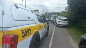 Fiscalização remove veículos estacionados irregularmente na SC-406, na região da Lagoa do Peri, em Florianópolis 12