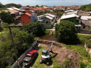 Leia mais sobre o artigo Iniciada reconstrução de ponte na praia da Armação