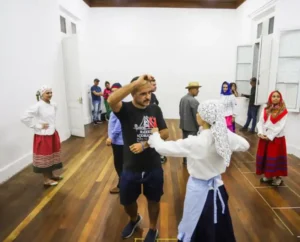 Aulas gratuitas de Dança Açoriana acontecem semanalmente no Centro Cultural Silveira de Souza 4