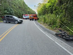 Leia mais sobre o artigo Colisão entre carro e motocicleta deixa uma mulher morta na SC-406, em Florianópolis, na terça-feira (14)
