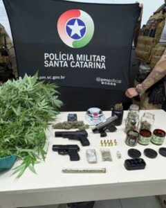 Homem é preso com arma, drogas e estufa de cultivo no Carianos 1