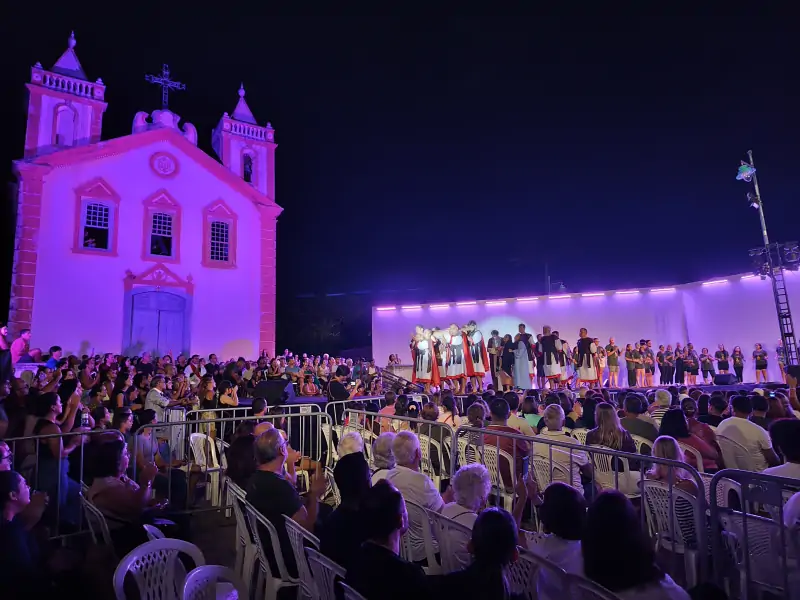 Encenação da Paixão de Cristo reúne mais de 3 mil pessoas no Ribeirão da Ilha 22