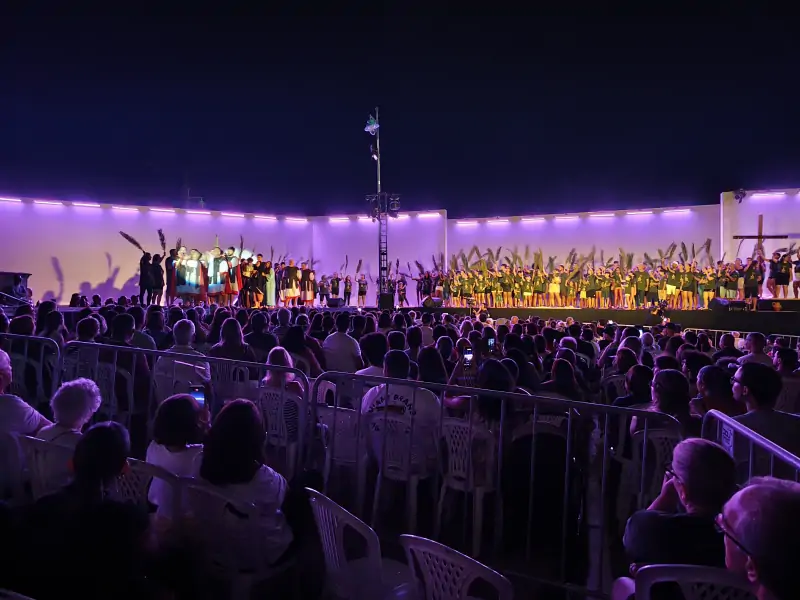 Encenação da Paixão de Cristo reúne mais de 3 mil pessoas no Ribeirão da Ilha 12