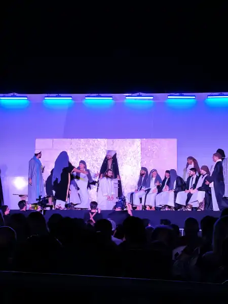 Encenação da Paixão de Cristo reúne mais de 3 mil pessoas no Ribeirão da Ilha 13