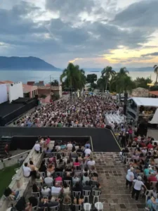 Leia mais sobre o artigo Encenação da Paixão de Cristo reúne mais de 3 mil pessoas no Ribeirão da Ilha