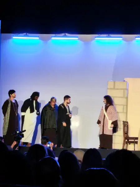 Encenação da Paixão de Cristo reúne mais de 3 mil pessoas no Ribeirão da Ilha 2