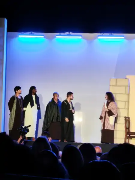 Encenação da Paixão de Cristo reúne mais de 3 mil pessoas no Ribeirão da Ilha 15