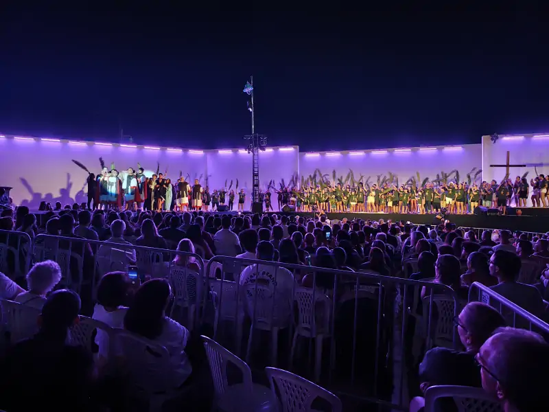 Encenação da Paixão de Cristo reúne mais de 3 mil pessoas no Ribeirão da Ilha 6