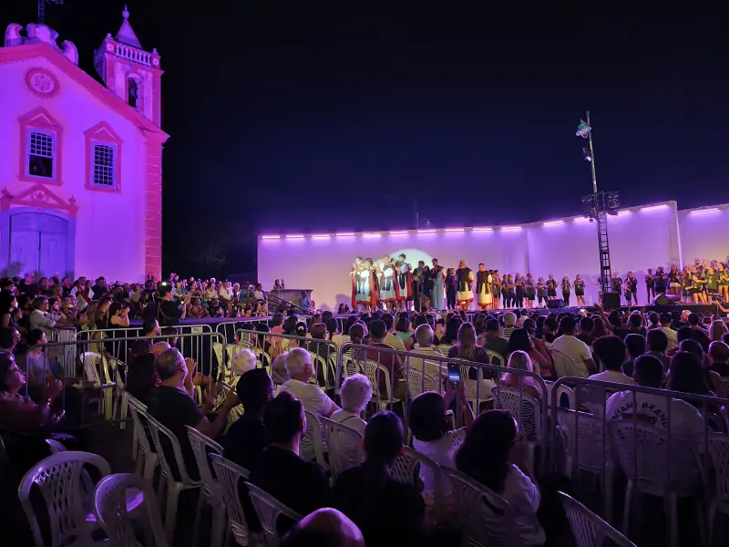 Encenação da Paixão de Cristo reúne mais de 3 mil pessoas no Ribeirão da Ilha 7