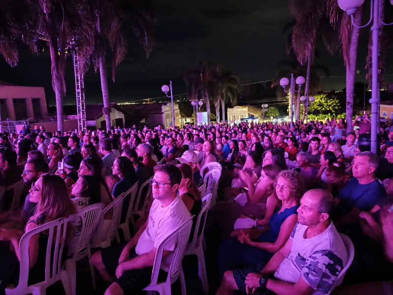 Encenação da Paixão de Cristo reúne mais de 3 mil pessoas no Ribeirão da Ilha 9