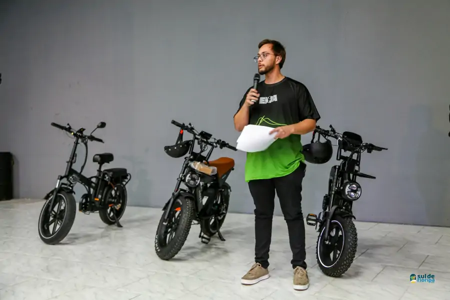Mobilidade elétrica reúne comunidade e forças de segurança em debate promovido pelos CONSEGs Campeche e Carianos 13 Mobilidade elétrica reúne comunidade e forças de segurança em debate promovido pelos CONSEGs Campeche e Carianos 13