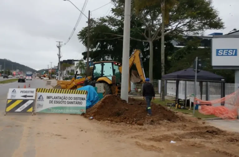 Home 51 rede de esgoto em alça da SC-401