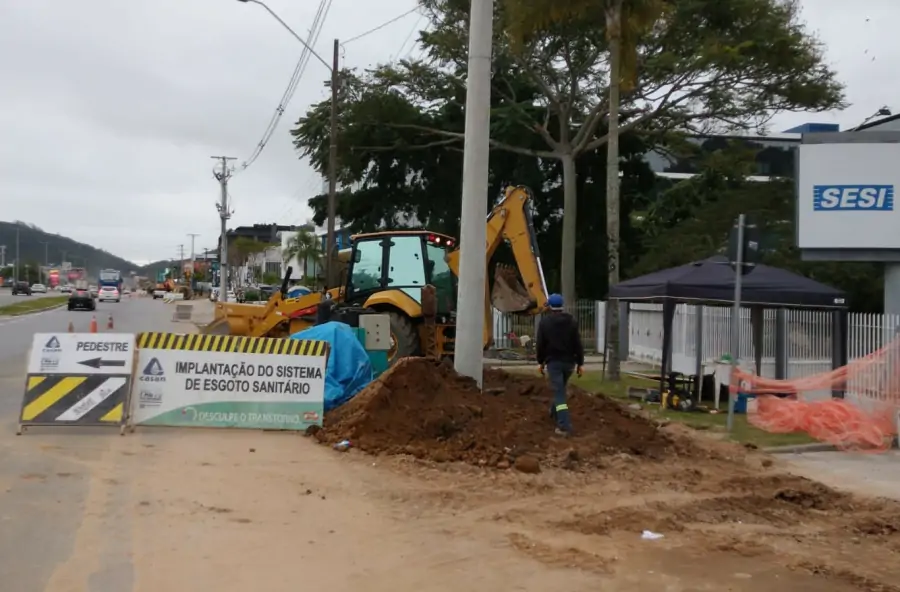 CASAN inicia implantação de rede de esgoto em alça da SC-401 1 CASAN inicia implantação de rede de esgoto em alça da SC-401 1
