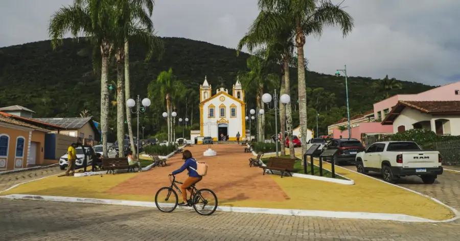 Praça em frente à Igreja Nossa Senhora da Lapa será entregue revitalizada no Ribeirão da Ilha 1 Praça em frente à Igreja Nossa Senhora da Lapa será entregue revitalizada no Ribeirão da Ilha 1