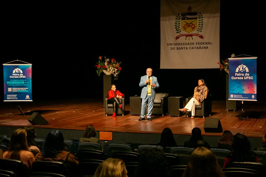 Primeiro dia da Feira de Cursos da UFSC recebe milhares de estudantes no campus da Trindade 1