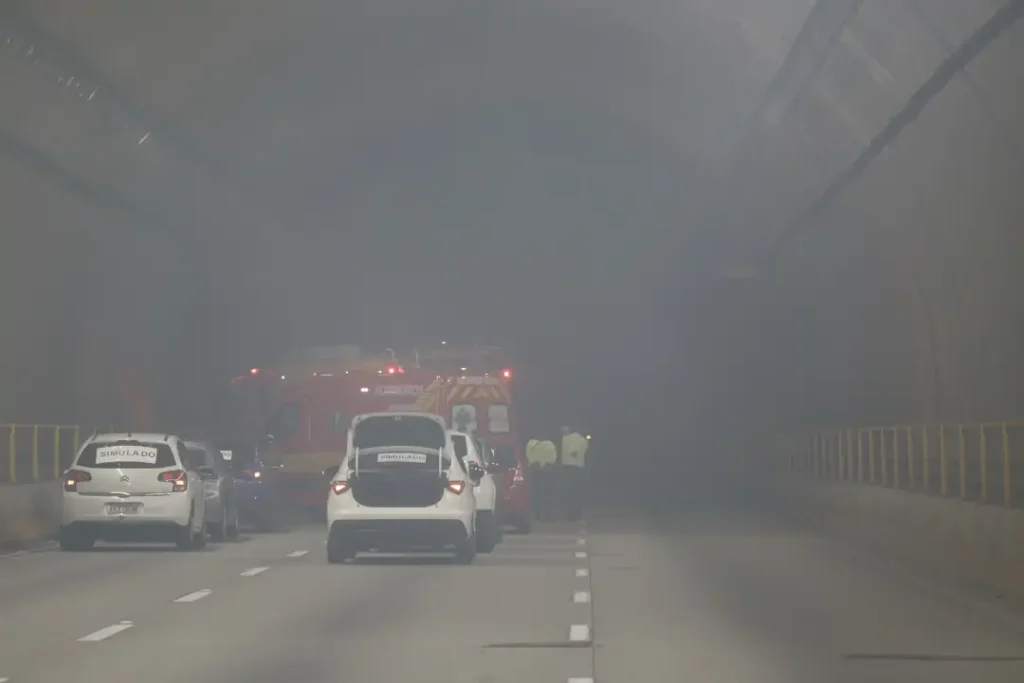 Simulado da Defesa Civil mobiliza forças de emergência em acidente com caminhão-tanque e vazamento de produtos perigosos no Túnel Antonieta de Barros 2