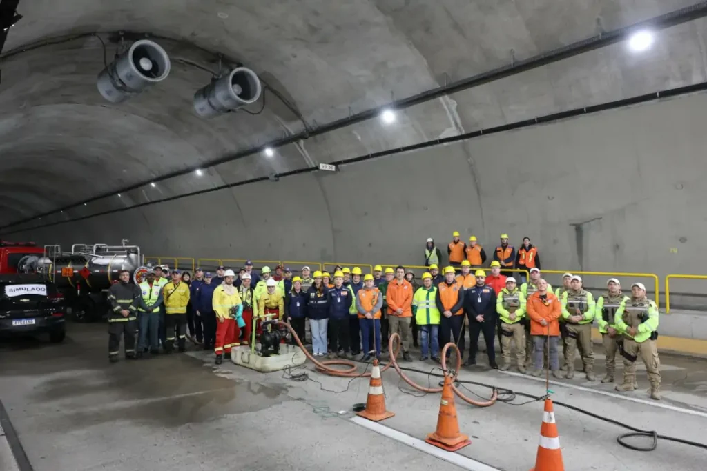 Simulado da Defesa Civil mobiliza forças de emergência em acidente com caminhão-tanque e vazamento de produtos perigosos no Túnel Antonieta de Barros 3