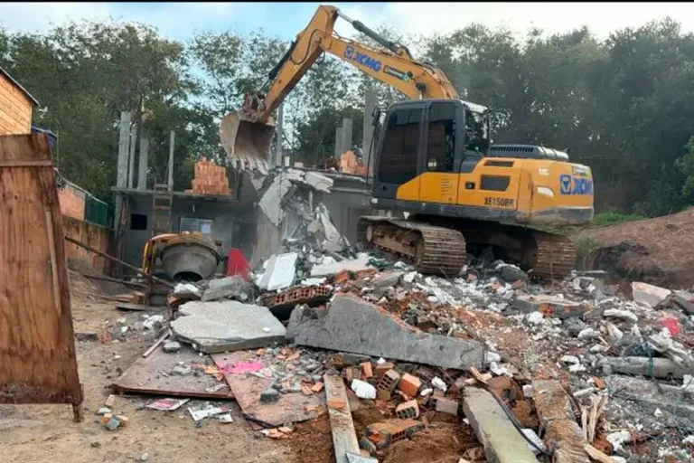 Home 23 Operação Solo Legal demole 14 construções irregulares no Rio Vermelho