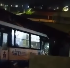 Leia mais sobre o artigo Ônibus invade residência no Ribeirão da Ilha e mobiliza equipes durante a madrugada em Florianópolis