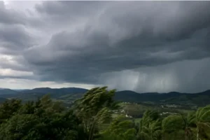 Leia mais sobre o artigo Frente fria avança sobre Santa Catarina e aumenta risco de temporais ao longo da semana