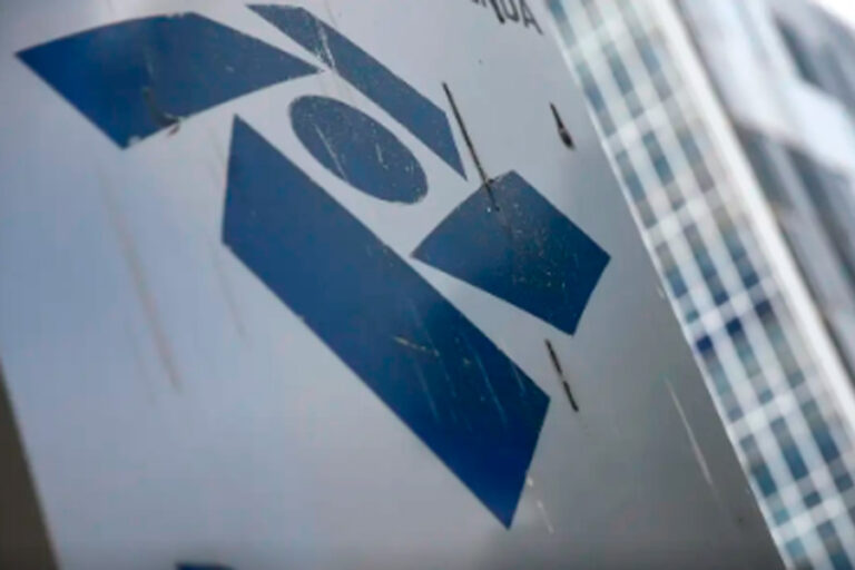 Receita paga nesta segunda último lote de restituição do IR 2026
