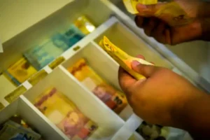 Trabalhadores nascidos em novembro e dezembro recebem último lote do abono salarial de 2026