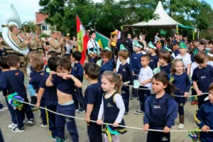 Desfile Cívico reúne estudantes e comunidade no bairro Carianos
