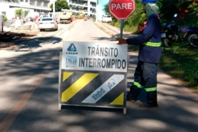 Obras de esgotamento sanitário alteram trânsito no Cacupé por até 15 dias