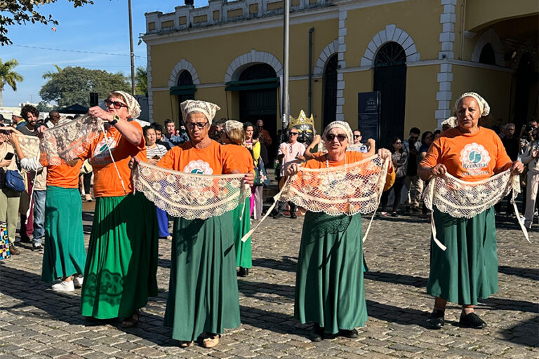 Rendeiras e Cantadeiras preservam cantos e memórias da Lagoa da Conceição