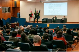 UFSC celebra 40 anos da Inteligência Artificial com homenagem a professor pioneiro