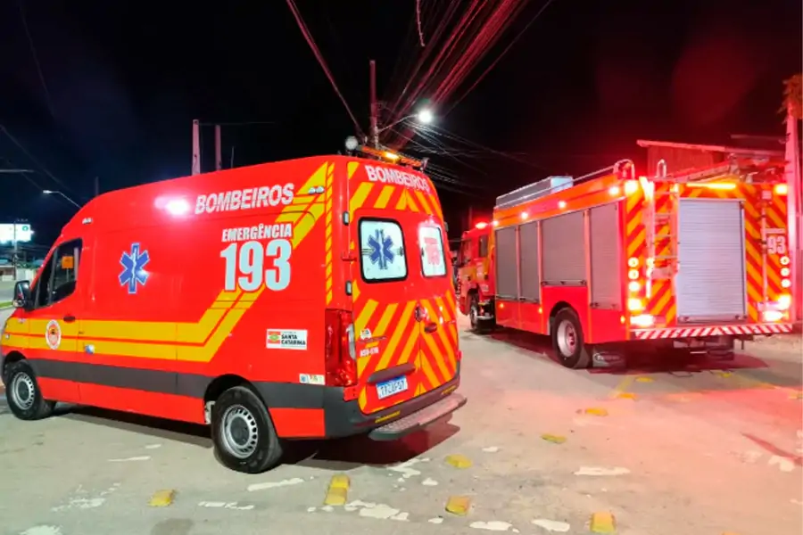 Incêndio atinge residência na Costeira do Pirajubaé, em Florianópolis, e deixa uma pessoa ferida 1 Incêndio atinge residência na Costeira do Pirajubaé, em Florianópolis, e deixa uma pessoa ferida 1