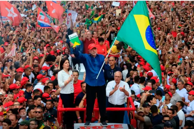 Lula é reeleito presidente do Brasil para quarto mandato após vitória sobre Flávio Bolsonaro