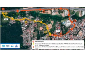 Obras de esgoto provocam bloqueio na Rua Mané Vicente, no Monte Verde, em Florianópolis