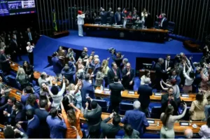 Senado aprova fim da escala 6x1 e redução da jornada de trabalho para 40 horas semanais